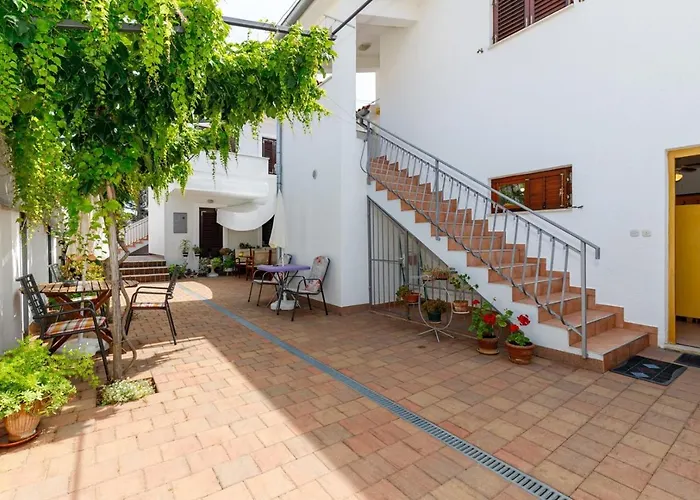 Guest house Pernar 3*